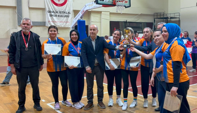 Şampiyon Anneler Kupa Aldı: Gemlik’te Filenin Velileri Turnuvası Halaylarla Bitti