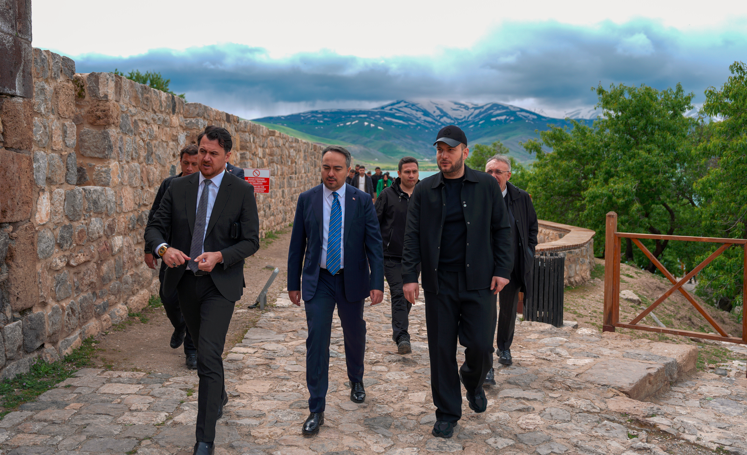 Van Gölü’nde Tarihi Dönüşüm… Emine Erdoğan’ın Himayesindeki Koruma Eylem Planında “Sıfır Atık” ile İkinci Aşama Başlıyor