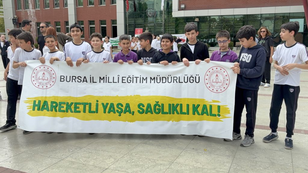 Bursa’da Öğrenciler Sağlıklı Yaşam İçin Yürüdü