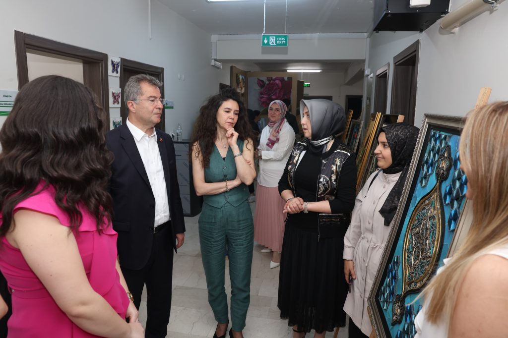 Osmangazi’de Kadın Emeği Görücüye Çıktı… OSMEK Yıl Sonu Sergisi Hüdavendigar’da Kapılarını Açtı