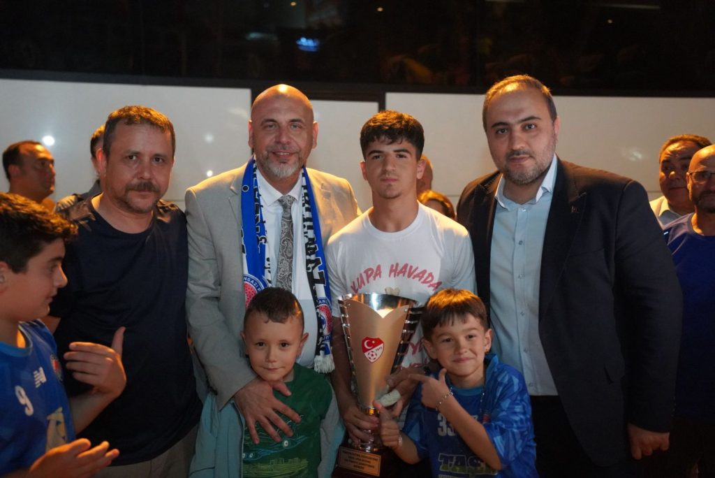 Orhangazi’nin Altın Çocukları Kupayla Döndü, Meydan Bayram Yerine Döndü