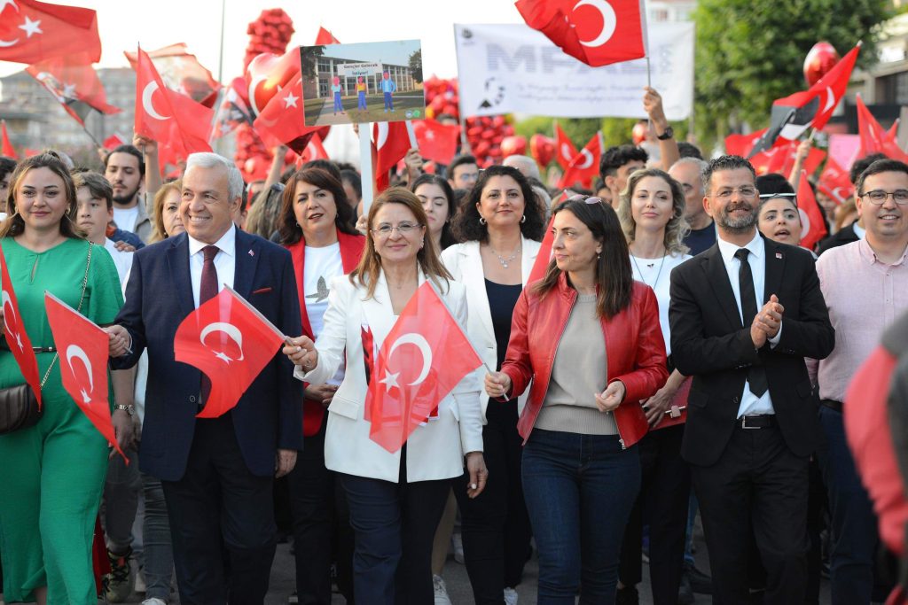 Nilüfer’de 19 Mayıs Coşkusu… FSM Bulvarı’nda Dev Kortej ve Halk Evi Önünde “Adamlar” Konseri