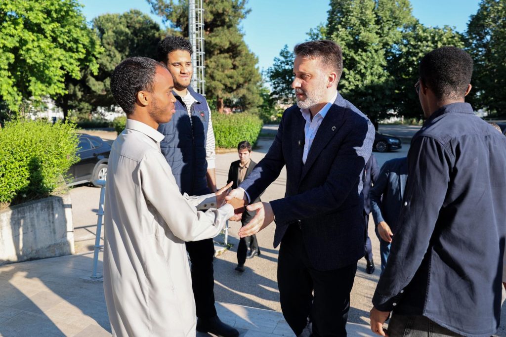 Büyükşehir Başkan Vekili Şahin Biba’dan Uluslararası Öğrencilere Bayram Kucaklaması: “Her Zaman Yanınızdayız”