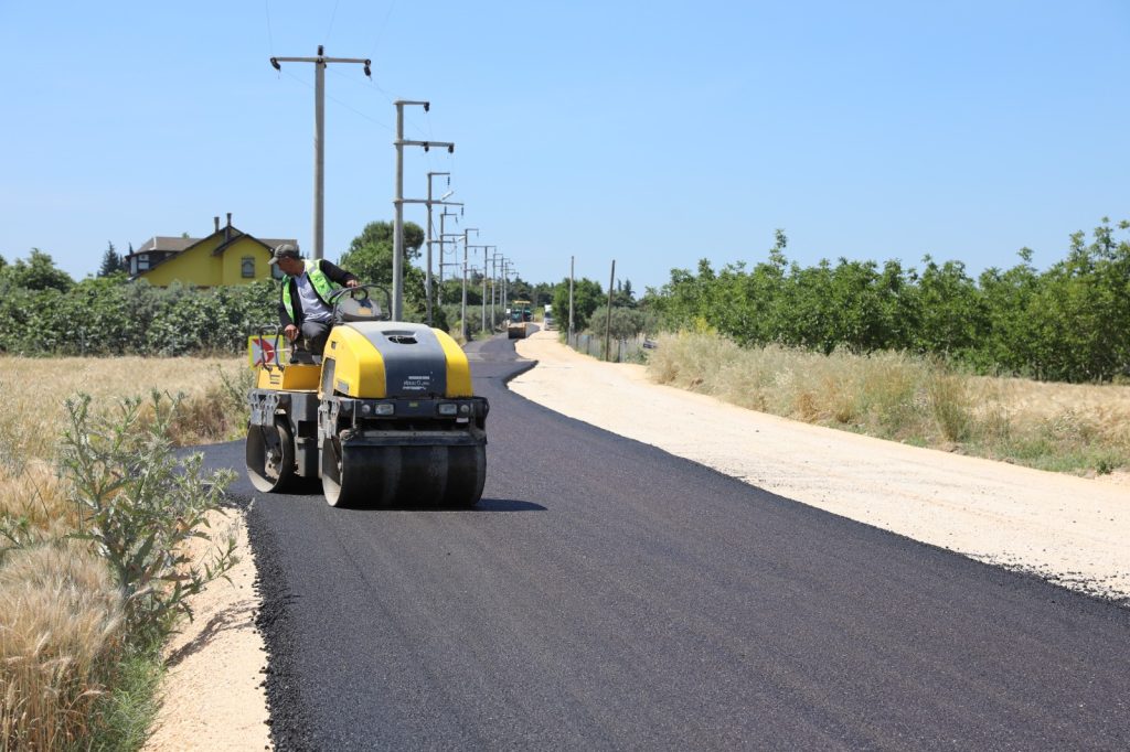 Karacabey Eskikaraağaç’ın Yolları Yenileniyor: 7 Bin 250 Ton Asfalt Dökülecek