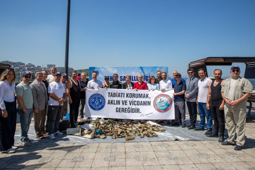 Marmara İçin El Ele… Büyükşehir Ve Gemlik Belediyesi’nden Gemlik İskelesi’nde Deniz Dibi Temizliği