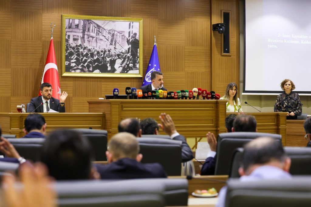 Bursa’da Büyük Coşku… Büyükşehir Meclisi’nde Dev Ekranda Dünya Kupası Müjdesi