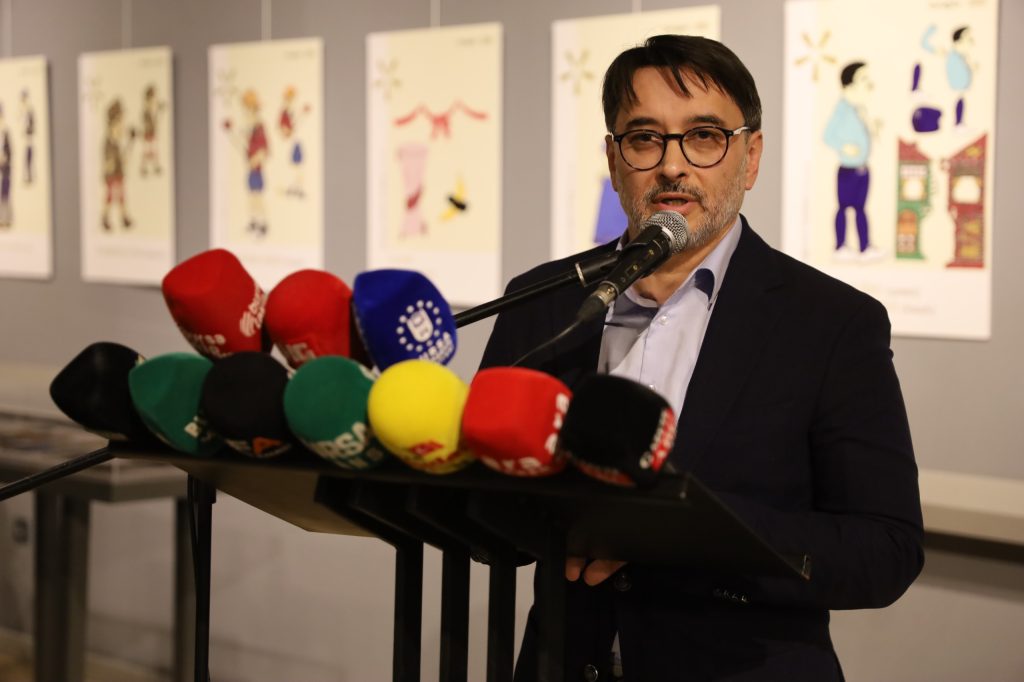 Zeki Müren Güzel Sanatlar Lisesi Öğrencilerinden Muhteşem Sergi ve Gölge Oyunu Zeki Müren Güzel Sanatlar Lisesi Öğrencilerinden Muhteşem Sergi ve Gölge Oyunu