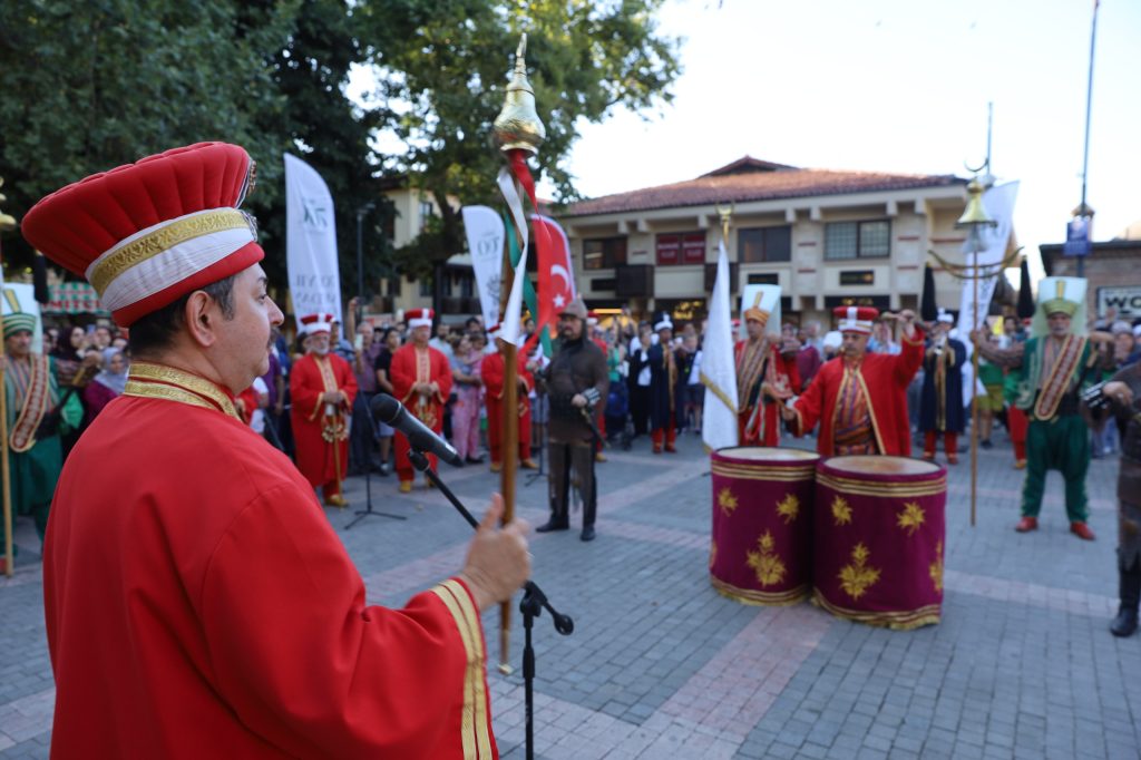 700 Yıllık Gurur Mehteranla Yankılanıyor: Gazi Orhan Parkı’nda Fetih Coşkusu Başladı