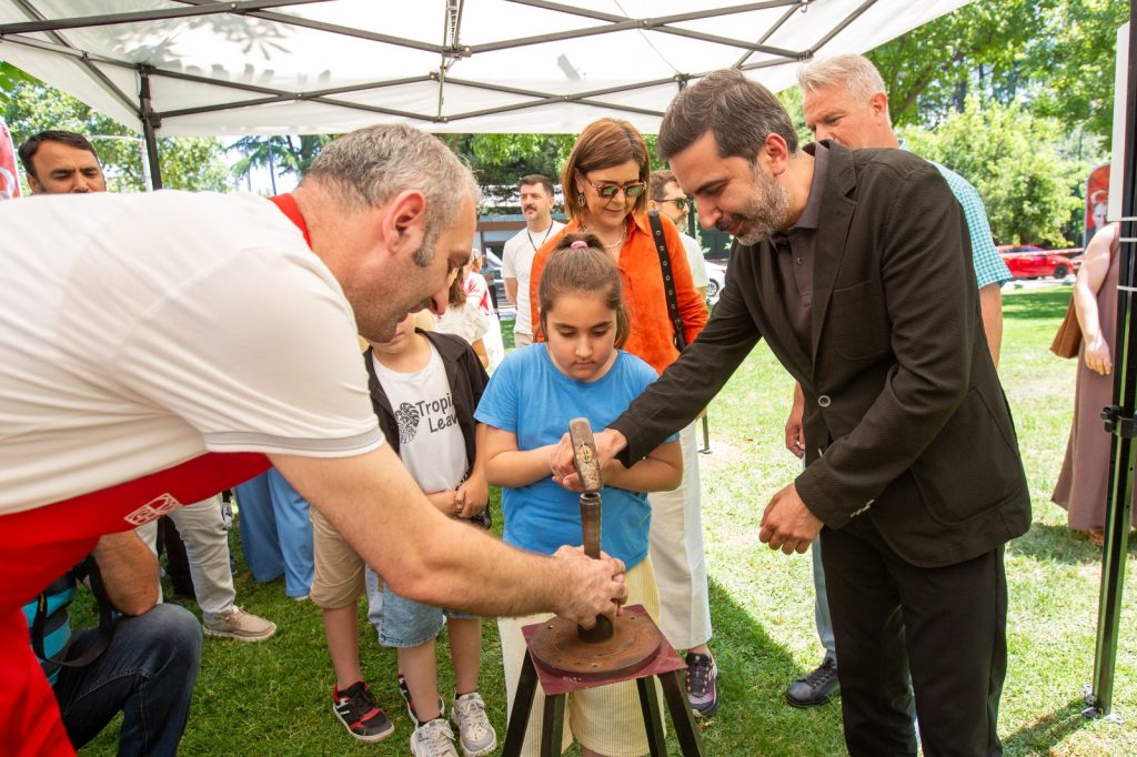 Çocuklar eskimeyen oyunlarla doyasıya eğlendiler