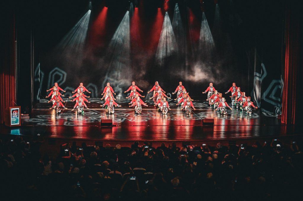 Karagöz Halk Dansları Topluluğu 300 Dansçıyla Sezonu Kapattı