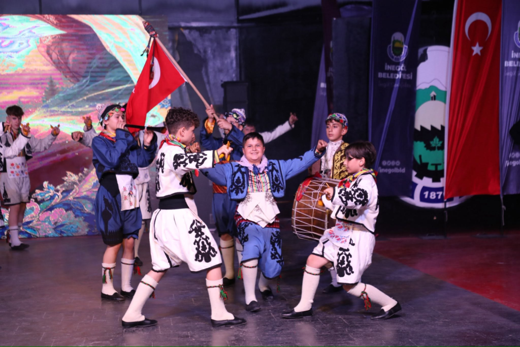 İnegöl Belediyesi Halk Dansları Topluluğu Yaza Merhaba Dedi