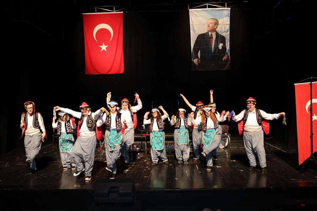 Nilüfer’de Muhteşem Sıra Gecesi… Bizim Ev Kursiyerleri Nazım Hikmet’te Sahne Aldı