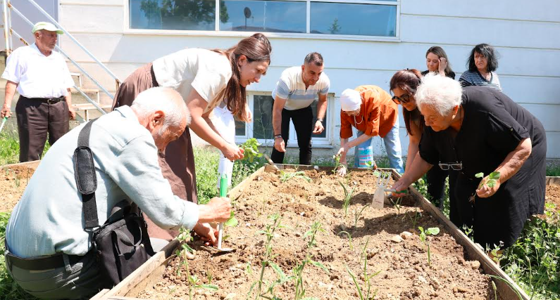 Nilüfer’de Huzurevi ve Alzheimer Konukevi Sakinlerinden Anlamlı Fide Dikimi Etkinliği