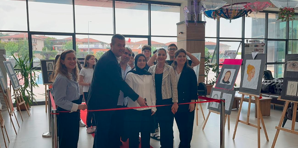 Gökkuşağı Koleji Öğrencisi Şerife Naz Sütçü’den Göz Kamaştıran Karma Sergi