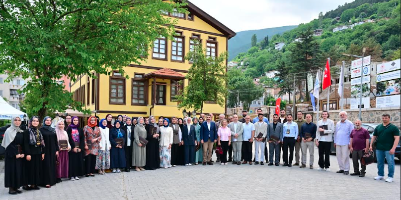 Yıldırım’da Entelektüel Zirve… Bursa Düşünce Okulu’nda Sempozyum ve Mezuniyet Gururu