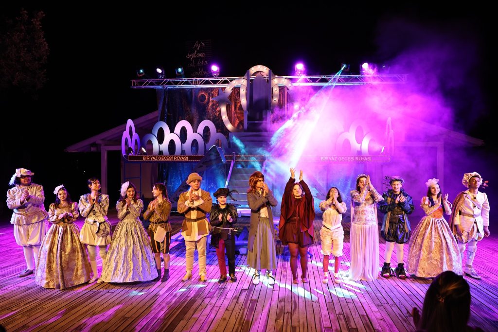 Genç NKT’den Muhteşem Prömiyer: Balat Ormanı’nda Shakespeare Rüzgarı Esti