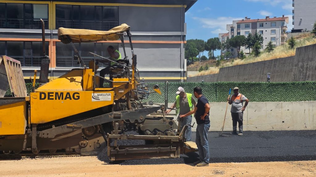 Gemlik’te Hisar Mahallesi’nin Yeni Sokakları Asfaltla Buluşuyor