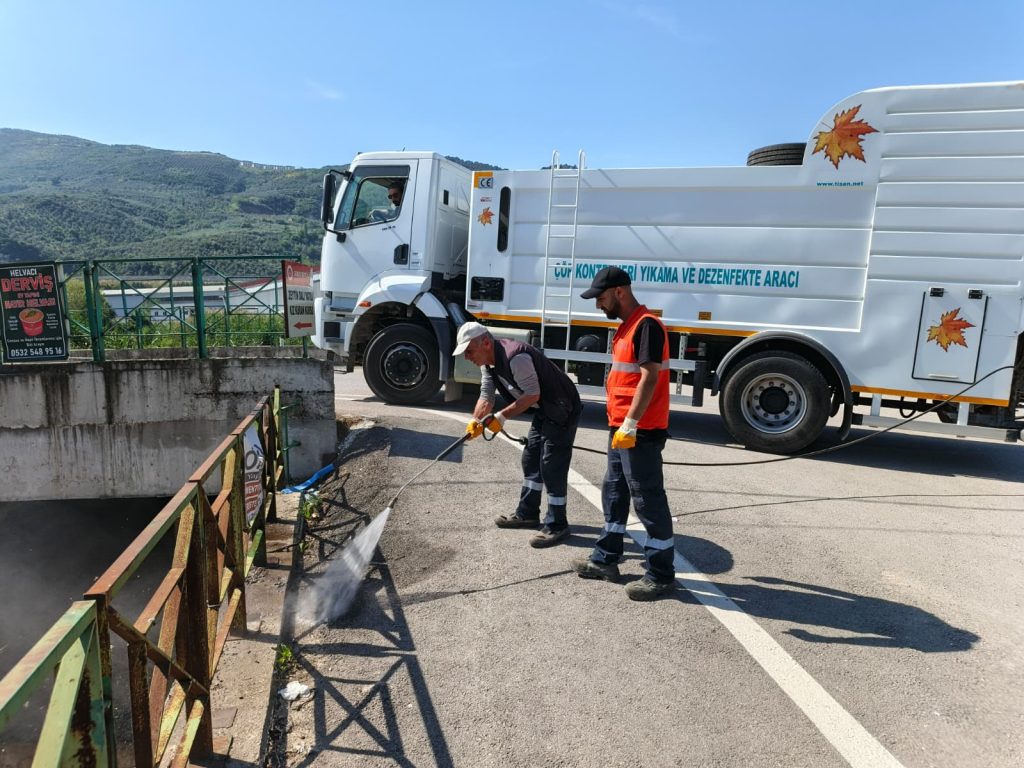 Gemlik’te Bayram Sonrası Temizlik Kurban Pazarı ve Sokaklar Dezenfekte Edildi