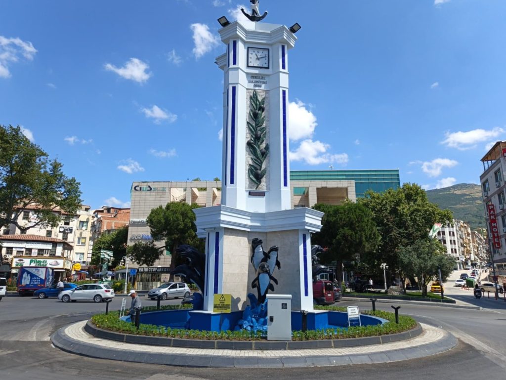 Gemlik’in Simgesi Yenileniyor: Saat Kulesi Meydanı Görsel Şölene Hazırlanıyor