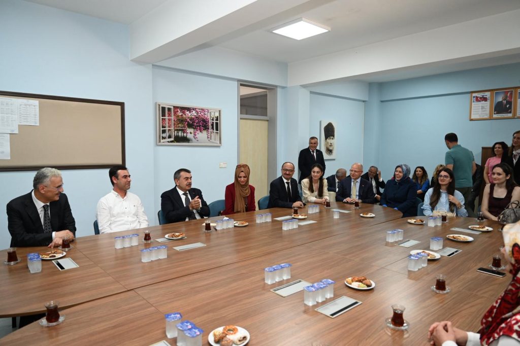 Bakan Yusuf Tekin Bursa’da Mehterle Karşılandı Bakan Yusuf Tekin Bursa’da Mehterle Karşılandı