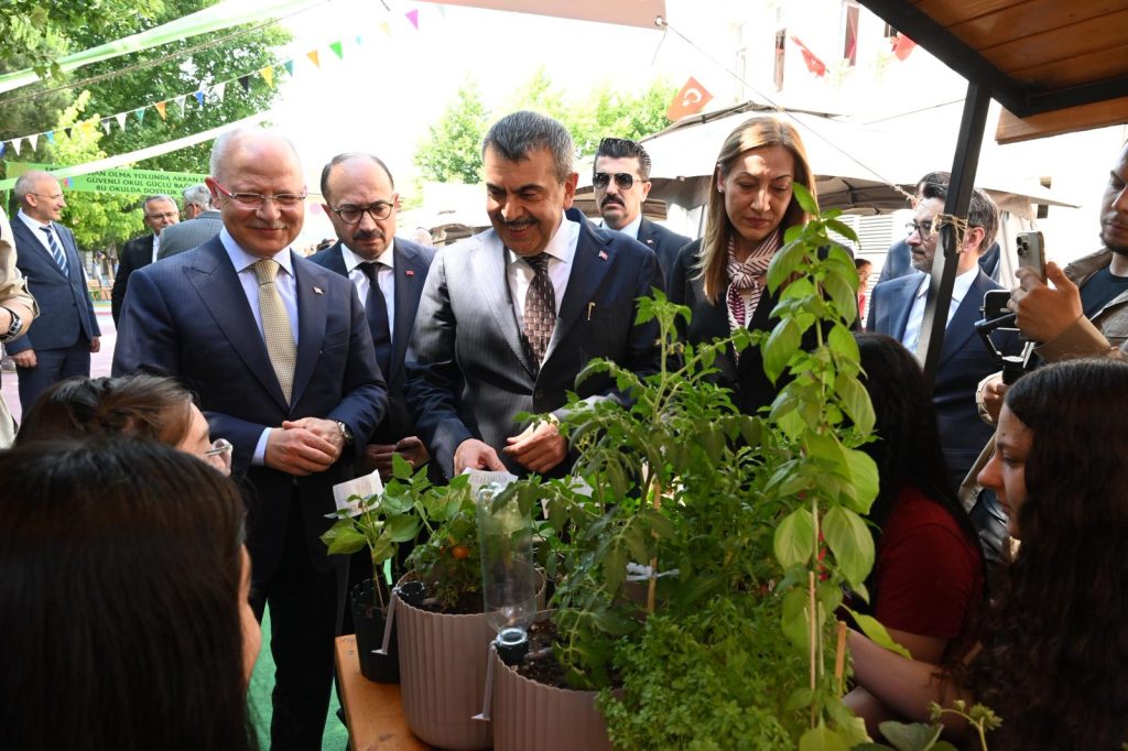 Bakan Yusuf Tekin Bursa’da Mehterle Karşılandı
