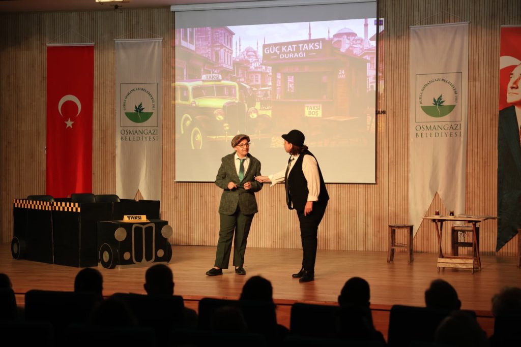 Kadının Gücü Osmangazi Sahnesinden Yükseldi: Amatör Oyunculardan “Hey Taksi!” Oyunuyla Dev Kadın Dayanışması