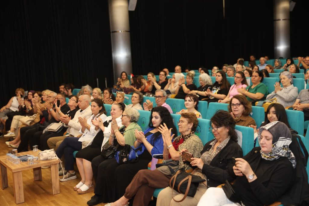 Kadının Gücü Osmangazi Sahnesinden Yükseldi: Amatör Oyunculardan "Hey Taksi!" Oyunuyla Dev Kadın Dayanışması