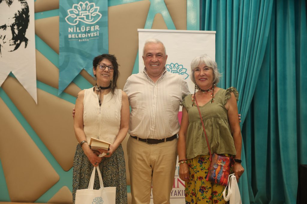 Nilüferli Kadınlar Yılın Yazarını Şiirleri İle Andı Nilüferli Kadınlar Yılın Yazarını Şiirleri İle Andı