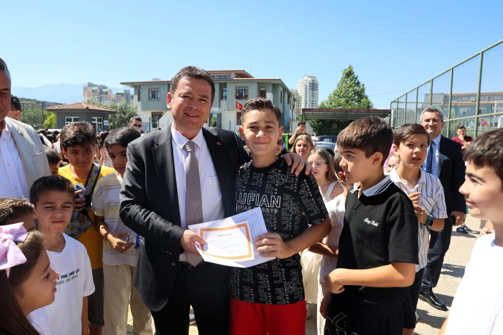 Başkan Erkan Aydın Öğrencilere Karnelerini Verdi