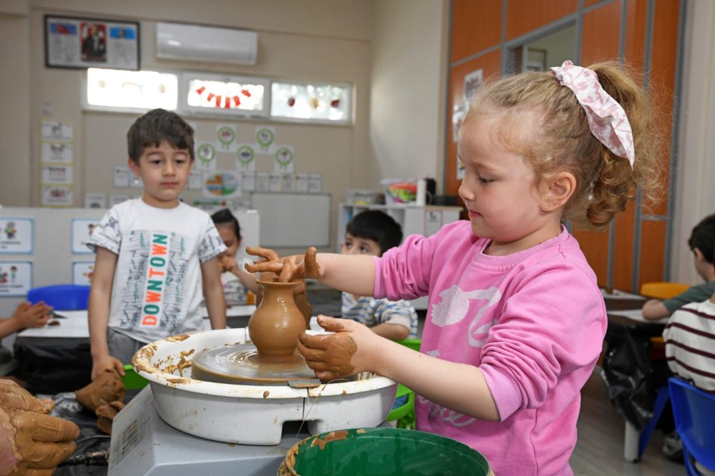 Osmangazi’nin Kreşlerinde Sanat Zamanı... Minik Eller Çömlek Atölyesinde Kil Çamuruna Şekil Verdi