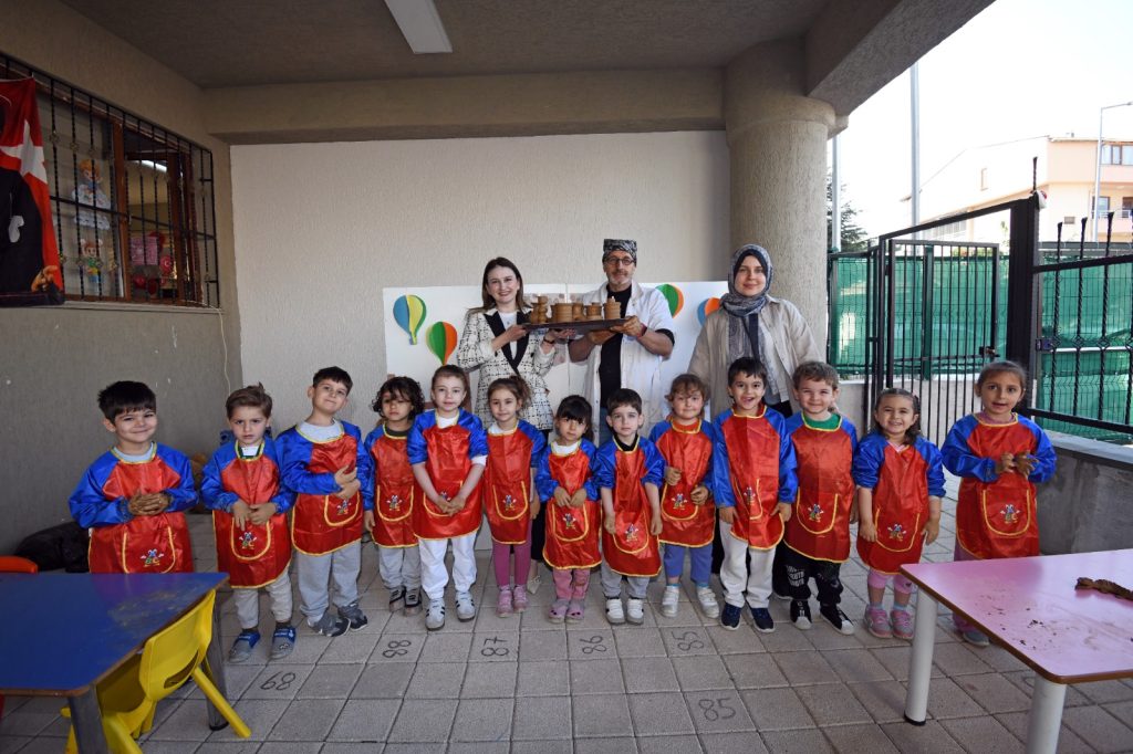 Osmangazi’nin Kreşlerinde Sanat Zamanı…  Minik Eller Çömlek Atölyesinde Kil Çamuruna Şekil Verdi