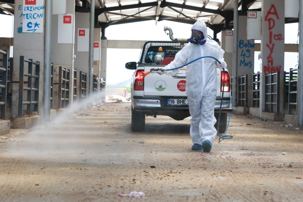 Osmangazi’de Kurban Pazarlarında Detaylı Temizlik… Satış Alanları İlaçlanıp Dezenfekte Edildi
