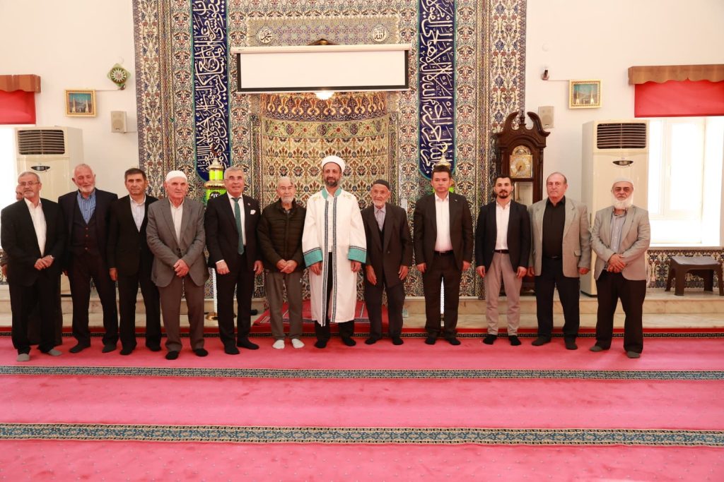 Osmangazi’de Bayram Sabahı: Başkan Erkan Aydın Bayram Namazını Nilüferköy’de Kıldı, Vatandaşla Kucaklaştı