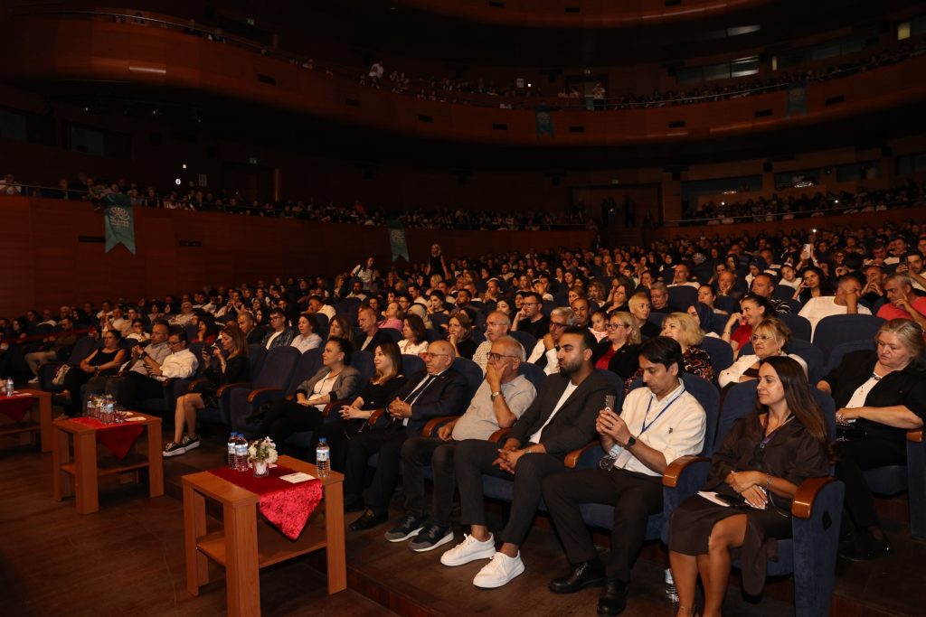 Nilüfer’in Dansçılarından Görsel Şölen: "Nirengi" Seyirciyi Büyüledi!