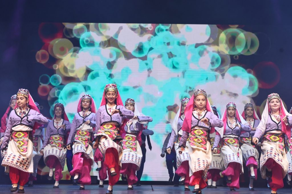 Nilüfer’in Dansçılarından Görsel Şölen: "Nirengi" Seyirciyi Büyüledi!