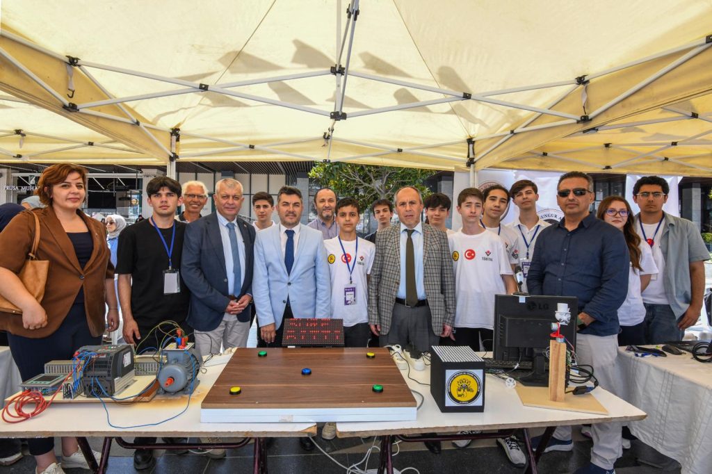 Osmangazi Meydanı’nda Bilim Şenliği: TÜBİTAK 4006-C Projeleri Geleceğin Mucitlerini Buluşturdu