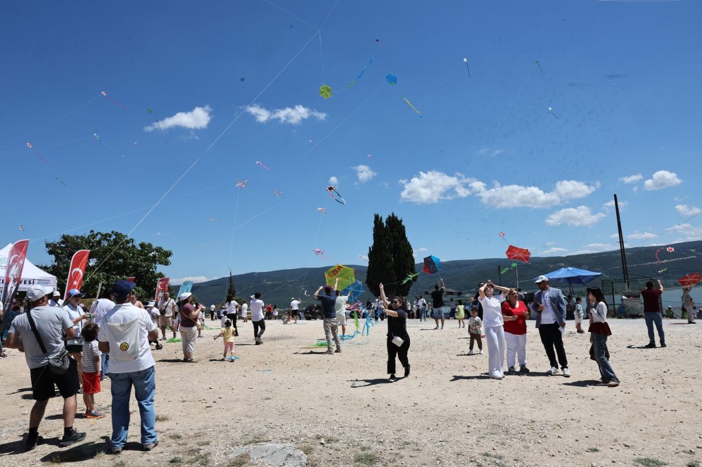 Gölyazı’da Büyüleyici Manzara: Nilüfer Uçurtma Şenliği’nde Gökyüzü Renklendi!