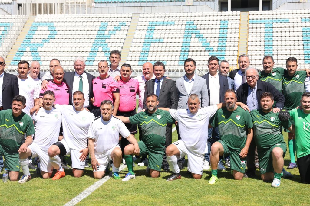 Osmangazi’de Balkan Rüzgarı: Fetih’lerin 700. Yılında Efsane Futbolcular Yeşil Sahada Buluştu