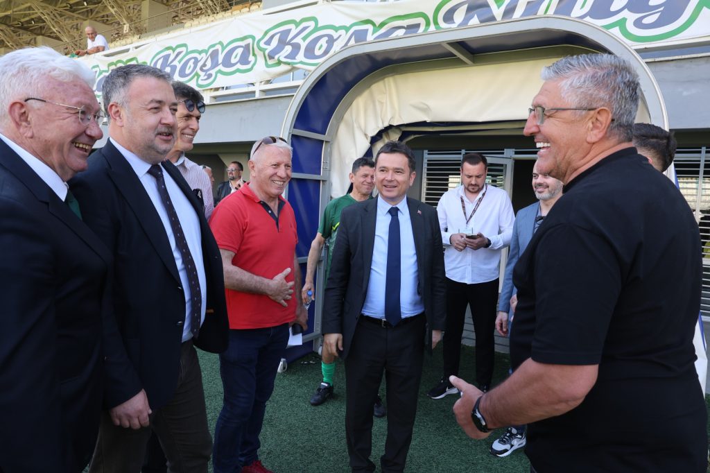 Osmangazi’de Balkan Rüzgarı: Fetih’lerin 700. Yılında Efsane Futbolcular Yeşil Sahada Buluştu