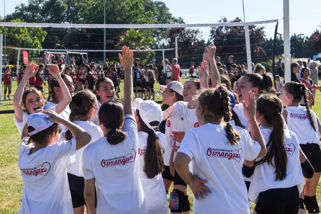 Osmangazi’de Muhteşem Spor Şenliği: 1300 Minik Voleybolcu Sukaypark’ta Sahaya Çıktı!