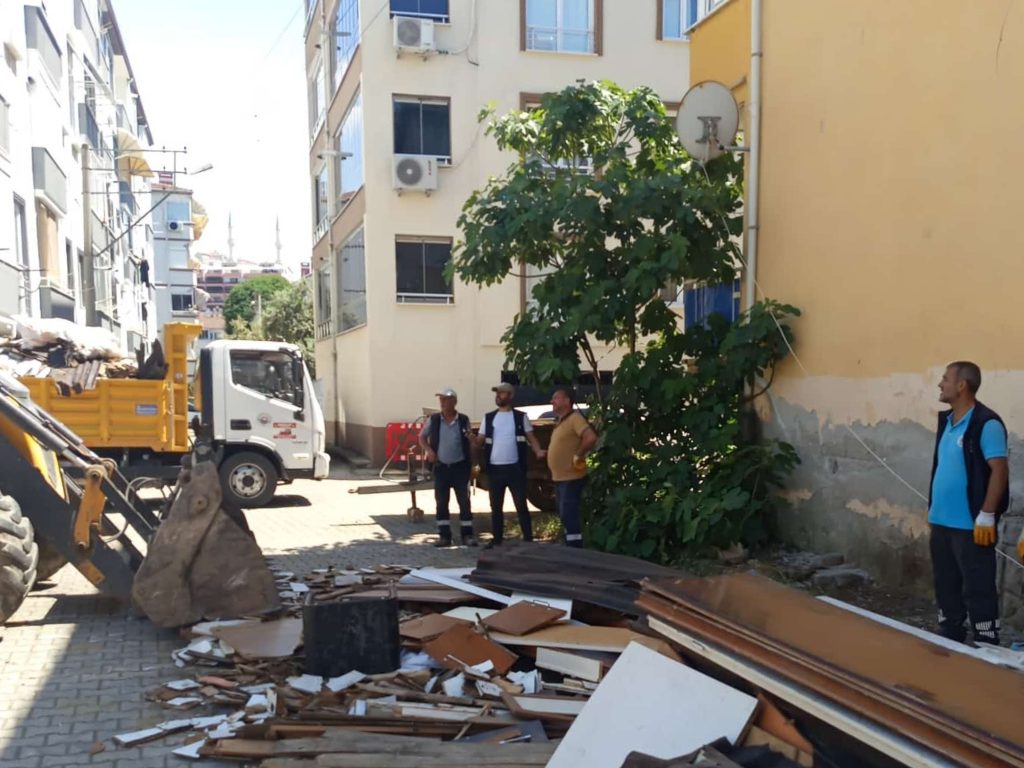 Gemlik Belediyesi’nden Kumsal Temizliği