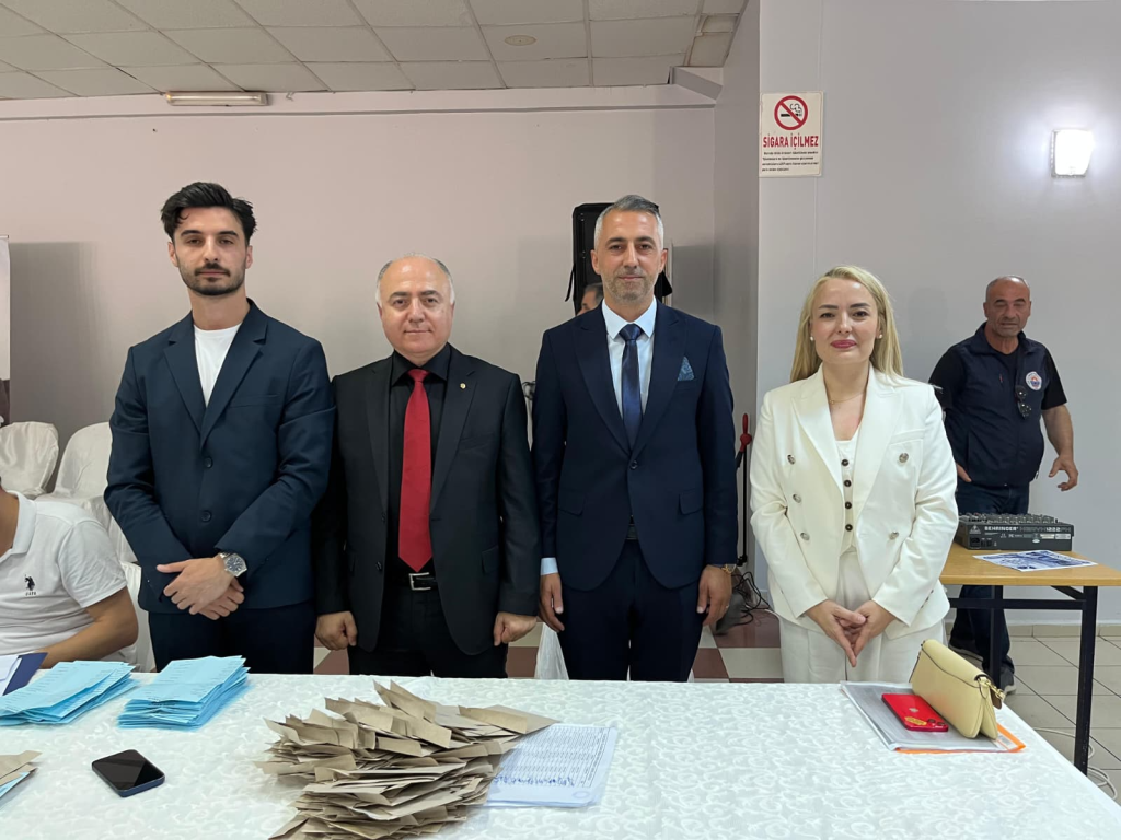 Gemlik Kent Konseyi’nde Tarihi Kongre: Sedat Akkuş Güven Tazeledi!