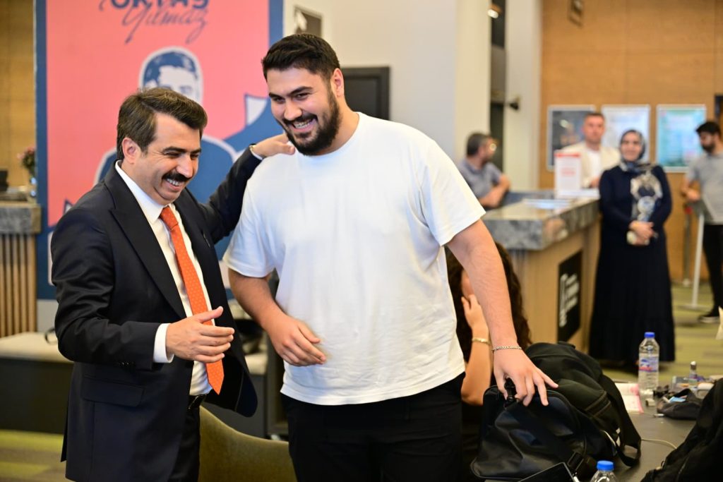 Başkan Oktay Yılmaz’dan Öğrencilere “Uyumayan Kütüphane”de Sürpriz Ziyaret
