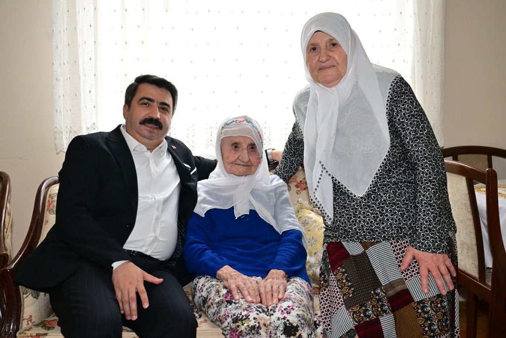 Yıldırım’da Gönül Belediyeciliği... Başkan Oktay Yılmaz Büyüklerin Gönlüne Dokunmaya Devam Ediyor Yıldırım’da Gönül Belediyeciliği... Başkan Oktay Yılmaz Büyüklerin Gönlüne Dokunmaya Devam Ediyor