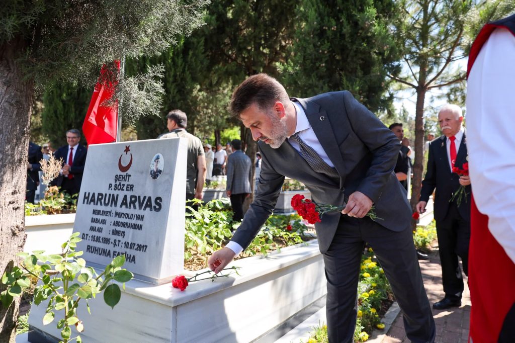 Bursa’da 15 Temmuz programı şehitler anması ile başladı