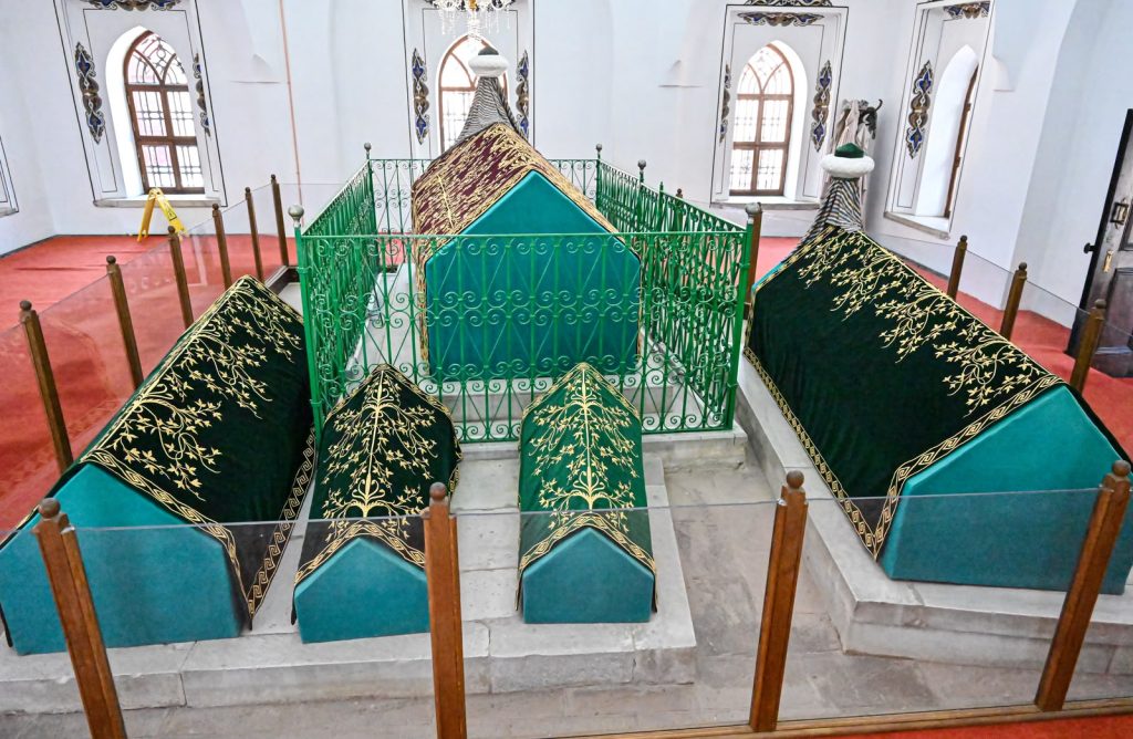 Büyükşehir’den Tarihi Mirasa Vefa: Hanedan Türbelerindeki Puşideler Yenileniyor