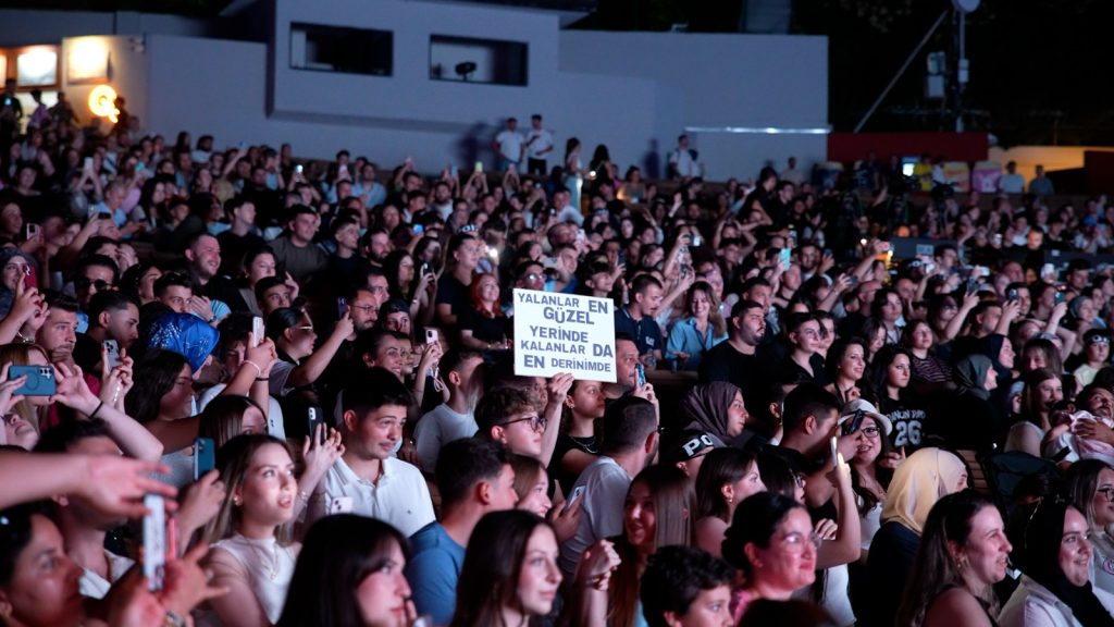 Poizi, Açıkhava'yı dev bir koroya dönüştürdü