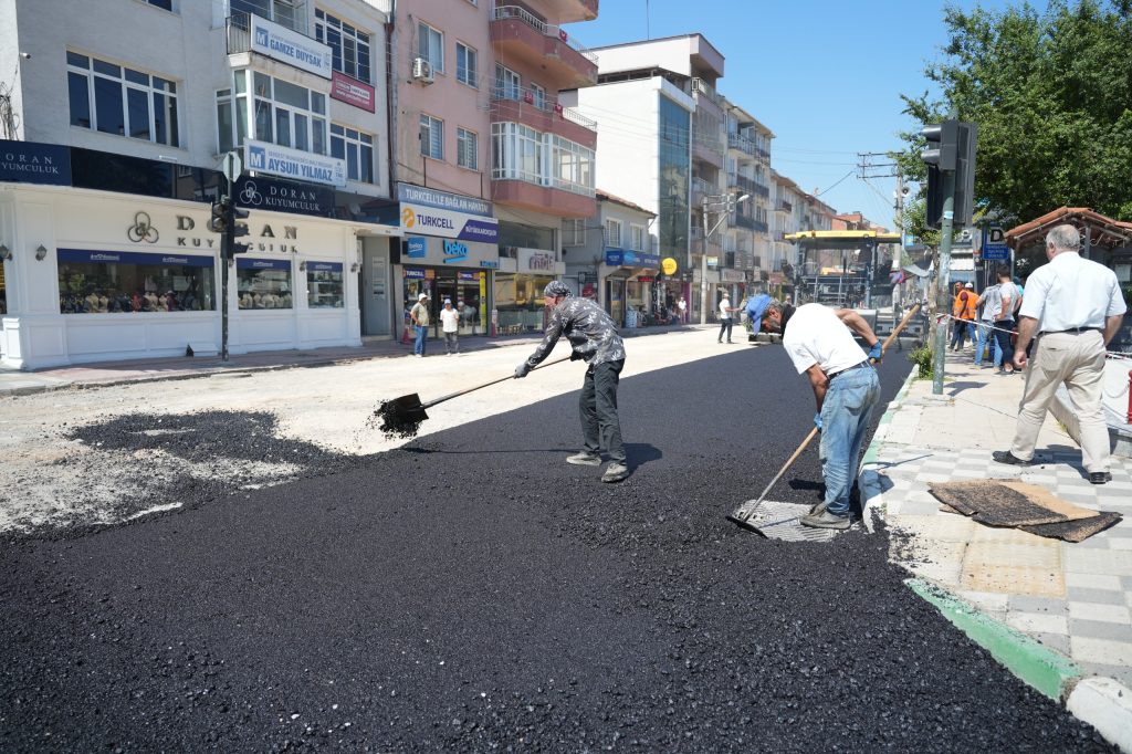 Yenişehir’de Tarihi Asfalt Rekoru... Ana Arterler 5 Günde Yenilendi Yenişehir’de Tarihi Asfalt Rekoru... Ana Arterler 5 Günde Yenilendi