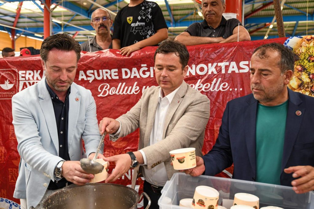 Başkan Erkan Aydın Hamitler’de Aşure Dağıttı… Osmangazi’de Birlik ve Beraberlik Mesajı