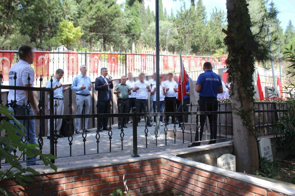 Gemlik Açık Ceza İnfaz Kurumunda hükümlü ve personelden şehitliğe vefa ziyareti